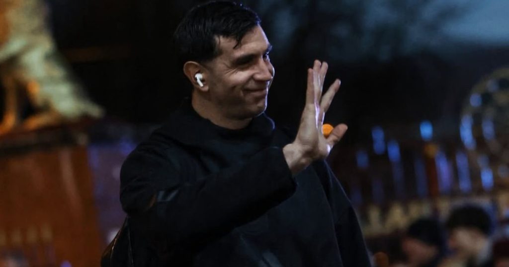 Con Dibu Martínez y Buendía de arranque, Aston Villa recibe a Brighton