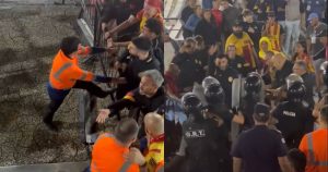 Video: la pelea que se desató entre hinchas y la policía en el fútbol uruguayo por un celular caído