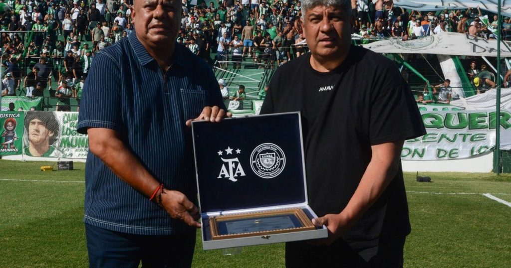 Con Chiqui Tapia entre los invitados, Camioneros se estrenó en la Primera B e inauguró tribuna