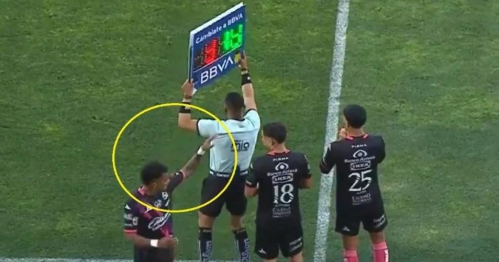 Lo reemplazaron, empujó al cuarto árbitro a la salida del campo, y fue expulsado