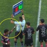 Lo reemplazaron, empujó al cuarto árbitro a la salida del campo, y fue expulsado