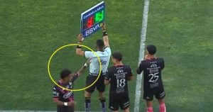 Lo reemplazaron, empujó al cuarto árbitro a la salida del campo, y fue expulsado