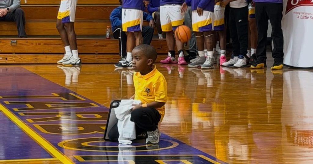 Tiene 7 años y ya "dirige" un equipo de básquet