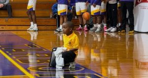 Tiene 7 años y ya "dirige" un equipo de básquet