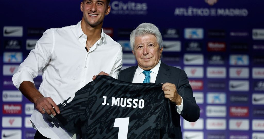 El presidente del Atlético de Madrid elogió a Musso antes de la vuelta contra el Tottenham