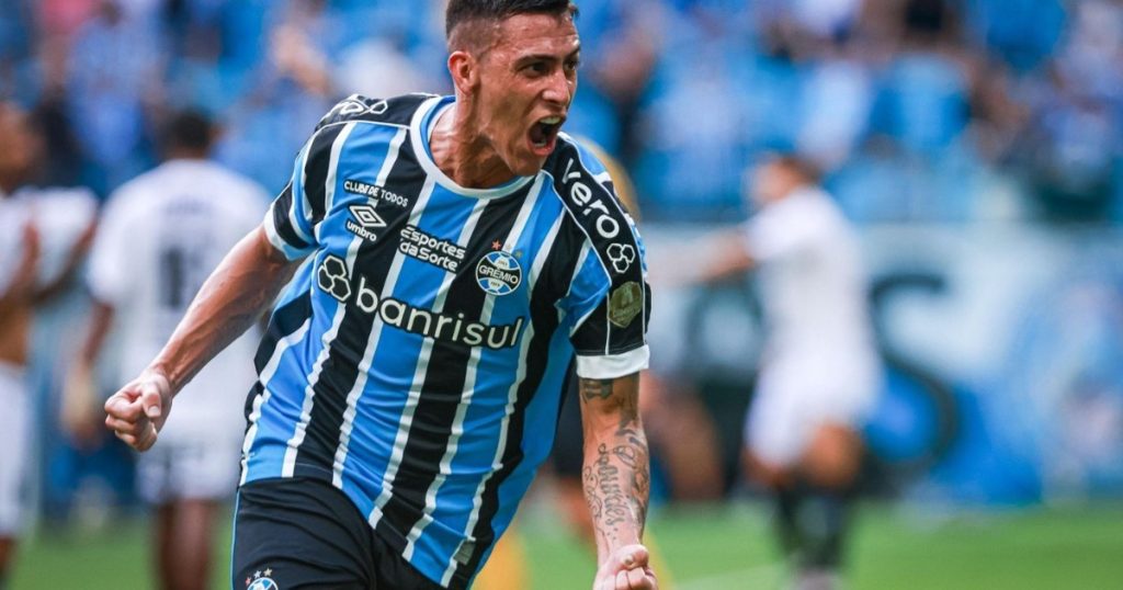 Con Cristian Pavón desde el inicio, Grêmio goleó 3-0 en el clásico Gaúcho a Inter de Porto Alegre