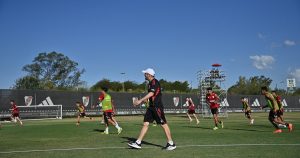 Video: la intimidad de la primera práctica de Coudet en River y qué le dijo al plantel