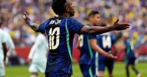 Vinícius, nuevamente bajo la lupa en Brasil: críticas por la número 10 y su flojo partido frente a Francia