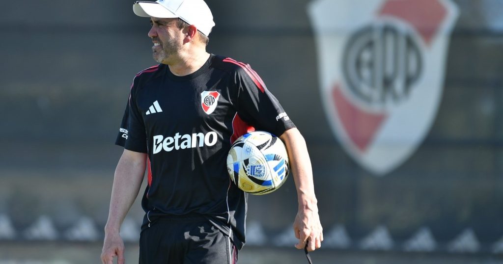 El método Coudet, desde adentro: cómo analiza al rival y el secreto de sus charlas