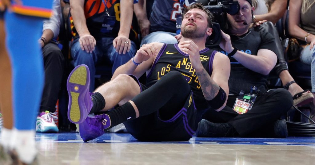 Mala noche para los Lakers: sufrieron una tremenda paliza ante el campeón y Luka Doncic se lesionó