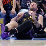Mala noche para los Lakers: sufrieron una tremenda paliza ante el campeón y Luka Doncic se lesionó