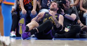 Mala noche para los Lakers: sufrieron una tremenda paliza ante el campeón y Luka Doncic se lesionó