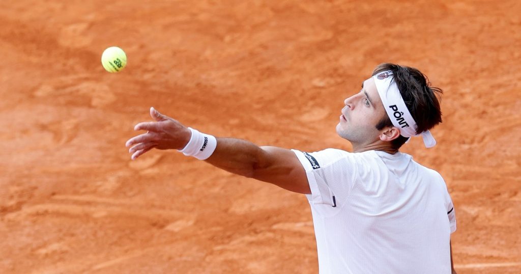 Una buena y una mala para los argentinos en Montecarlo: Etcheverry le ganó a un ex top 3 del ranking y Báez cayó frente a Alcaraz