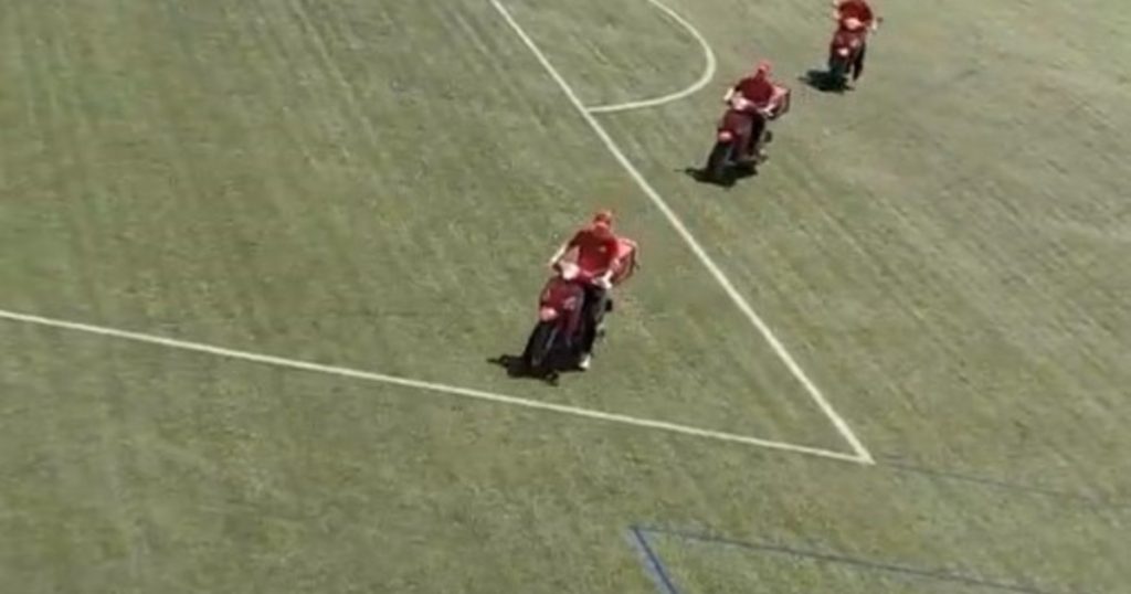 Loca tradición gastronómica: una hinchada española recibe pizzas en moto en pleno partido