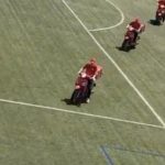 Loca tradición gastronómica: una hinchada española recibe pizzas en moto en pleno partido