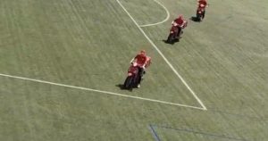 Loca tradición gastronómica: una hinchada española recibe pizzas en moto en pleno partido