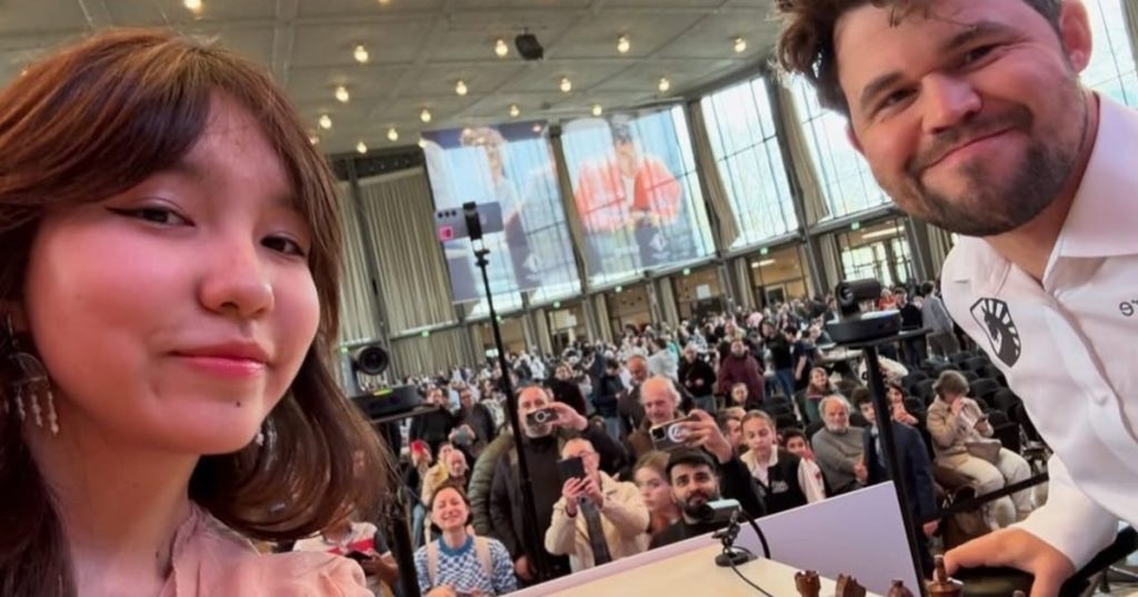 El incómodo momento que protagonizaron Magnus Carlsen y Alua Nurman en el Grenke Chess Festival