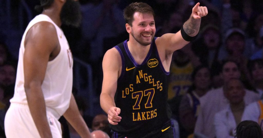 Luka Doncic la volvió a romper pese a las críticas: récord y victoria con Los Ángeles Lakers