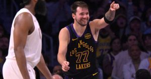 Luka Doncic la volvió a romper pese a las críticas: récord y victoria con Los Ángeles Lakers
