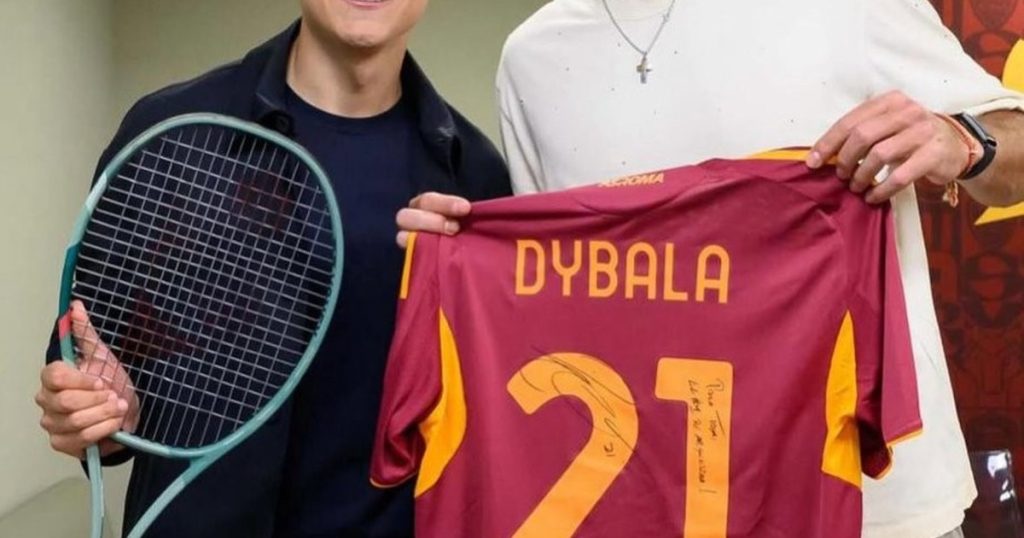 La raqueta n°1 de la Argentina visitó a Dybala en Roma