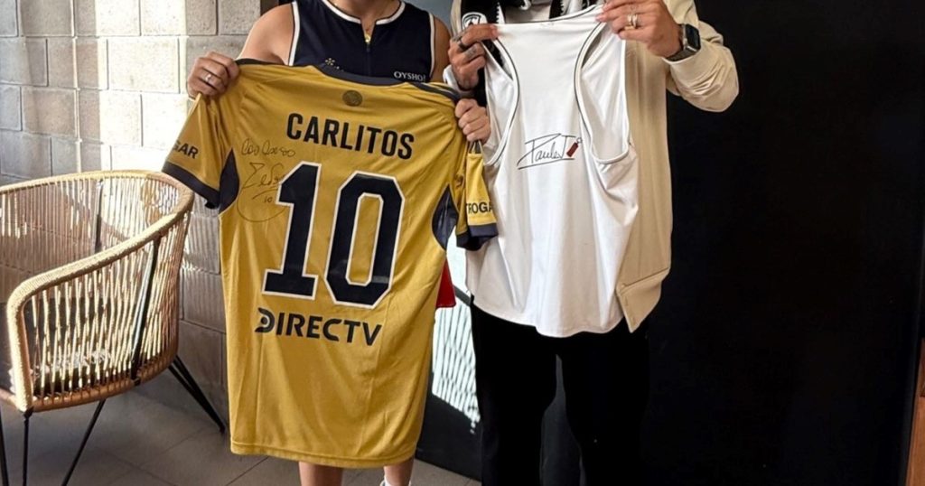 El crossover menos esperado: el particular cambio de camisetas que hizo Carlitos Tevez