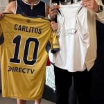 El crossover menos esperado: el particular cambio de camisetas que hizo Carlitos Tevez