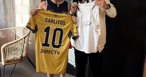 El crossover menos esperado: el particular cambio de camisetas que hizo Carlitos Tevez