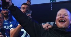El famoso artista que cantó en el vestuario del Ipswich Town para celebrar su regreso a la Premier