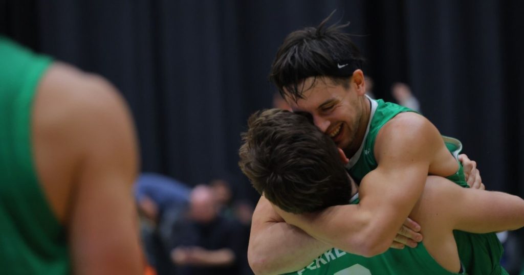 Atenas ganó un partidazo y se quedó con el primer duelo de la serie por la permanencia