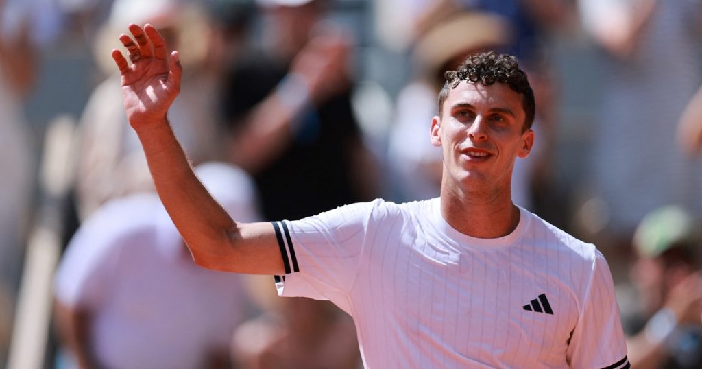 Histórico triunfo de Juan Manuel Cerúndolo en Roland Garros: venció en cinco sets a Sinner, quien sufrió un golpe de calor