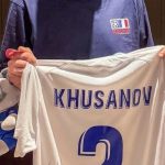 El gesto de Khusanov con el camarógrafo al que lesionó ante Colombia