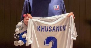 El gesto de Khusanov con el camarógrafo al que lesionó ante Colombia