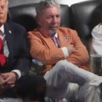Trump se durmió en plena final de la NBA y fue abucheado por gran parte del Madison durante el himno