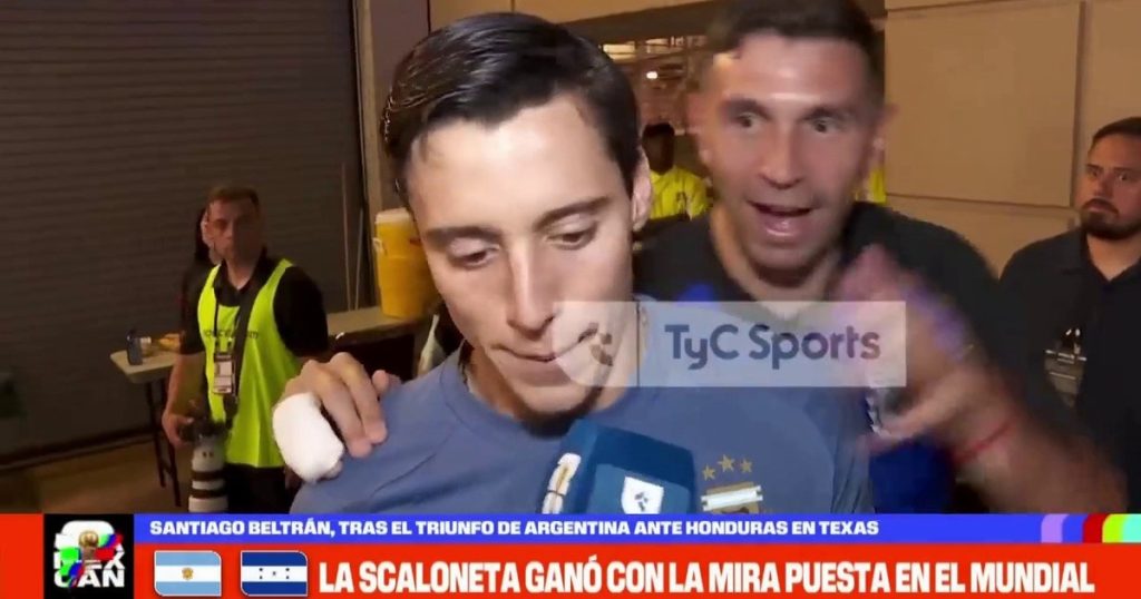 El apoyo de Dibu Martínez a Beltrán tras su debut en la Selección: "¡Vamos papá!"