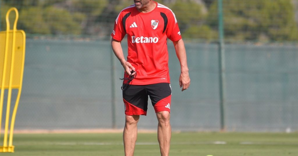 Por aire y por tierra: la intimidad de la pretemporada de River en Alicante