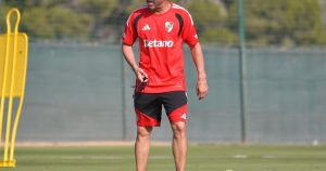 Por aire y por tierra: la intimidad de la pretemporada de River en Alicante