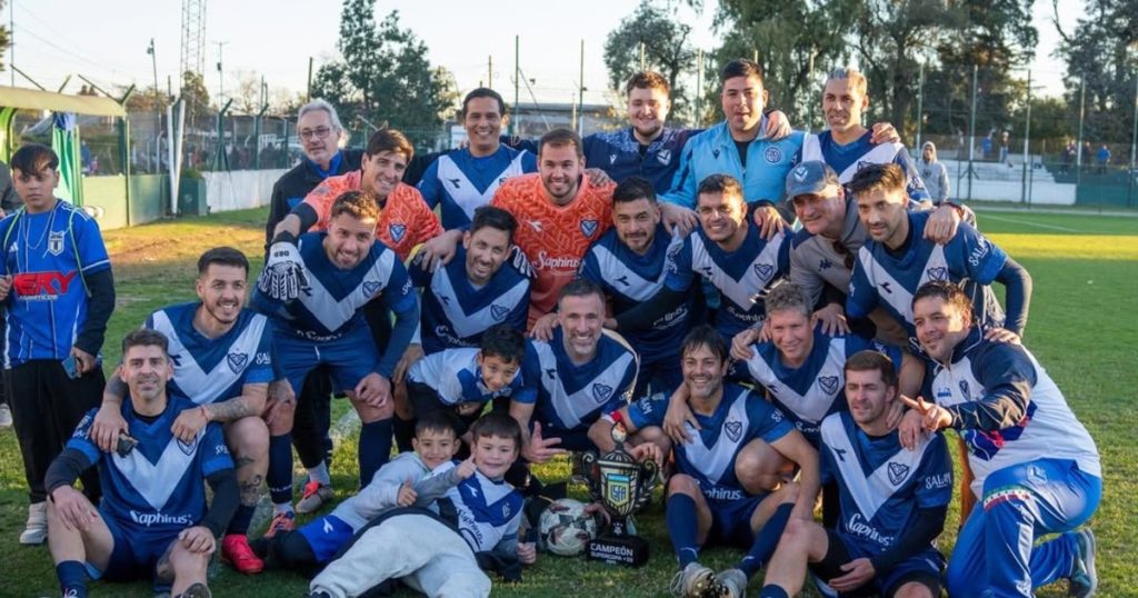 Pavone le hizo tres goles a River para que Vélez se consagre campeón del Senior