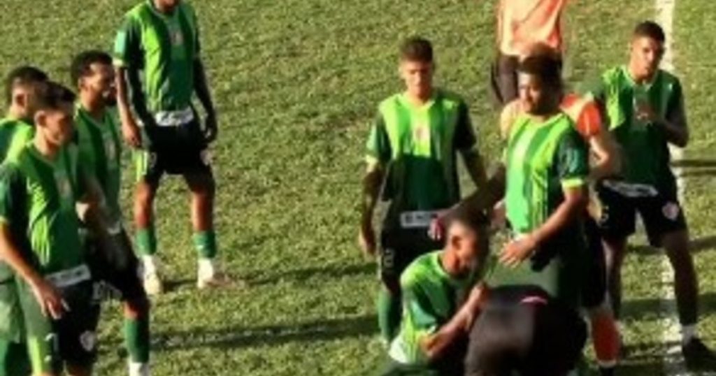 Un futbolista golpeó al árbitro tras ser expulsado y desató un escándalo en una final de Brasil
