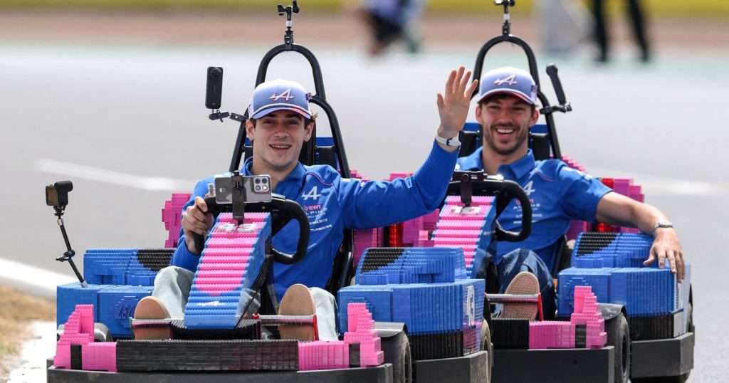La divertida carrera de autos en la previa del GP de Silverstone: se quedaron Colapinto y Cía. y ganó Alonso, con trampa
