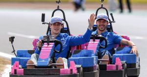 La divertida carrera de autos en la previa del GP de Silverstone: se quedaron Colapinto y Cía. y ganó Alonso, con trampa
