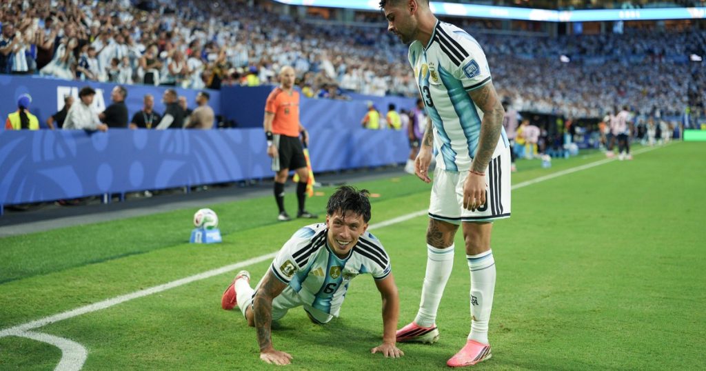 El ritual de Licha Martínez y Cuti Romero en la previa a ser goleadores ante Cabo Verde