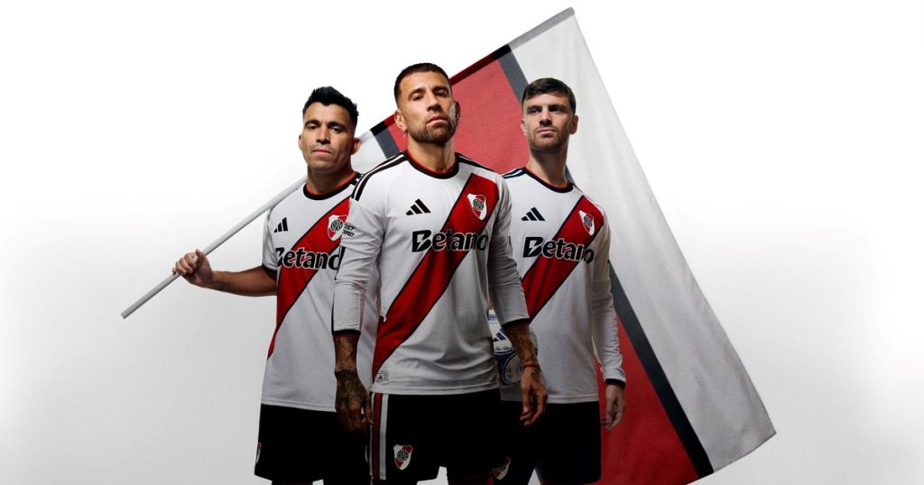 River presentó una camiseta con una inédita banda roja
