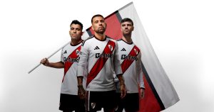 River presentó una camiseta con una inédita banda roja