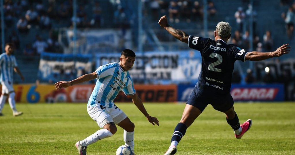 La pausa de hidratación en el fútbol argentino: pararon en Atlético Tucumán-Independiente Rivadavia