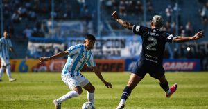 La pausa de hidratación en el fútbol argentino: pararon en Atlético Tucumán-Independiente Rivadavia