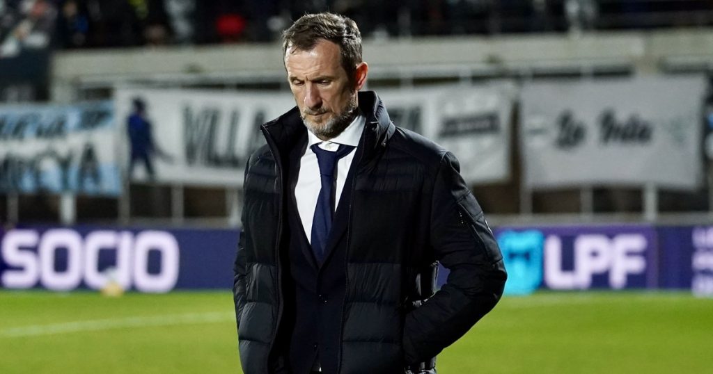 Arruabarrena, durísimo: "El vestuario es un cementerio", "Faltó ímpetu para ir a buscarlo" y "Me preocupa no levantarnos de esta derrota"