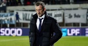 Arruabarrena, durísimo: "El vestuario es un cementerio", "Faltó ímpetu para ir a buscarlo" y "Me preocupa no levantarnos de esta derrota"