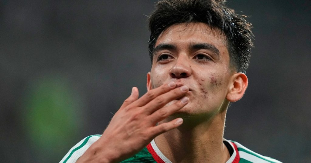 Escracharon a una figura de México por remar con los hinchas de Noruega tras la eliminación en el Mundial