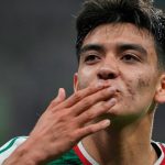 Escracharon a una figura de México por remar con los hinchas de Noruega tras la eliminación en el Mundial