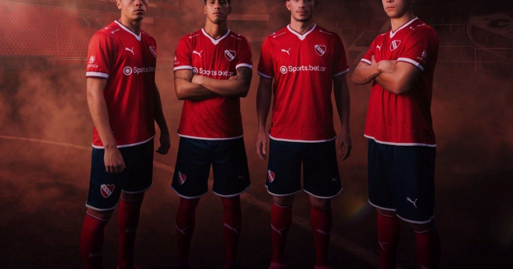 Independiente presentó su nueva camiseta titular: "Para que cuando la vistan, recuerden de dónde vienen"